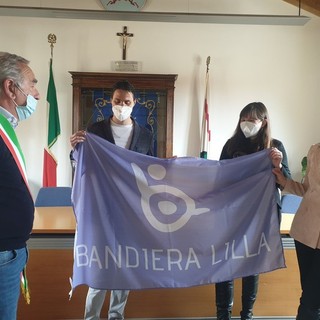 Sebastiano gravina riceve la bandiera lilla