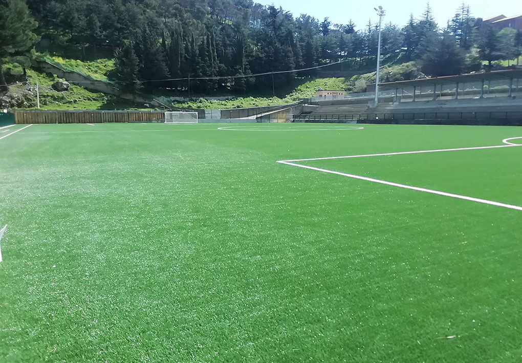 un campo da calcio in erba