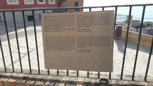 Cartelli in Braille nel borgo medievale