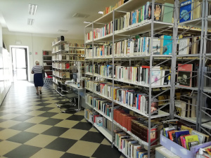 Un ampio corridoio della biblioteca con gli scaffali a lato
