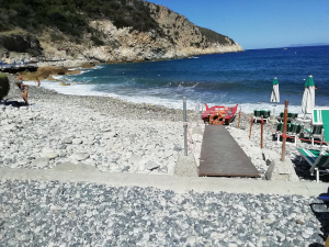 Spiaggia fenicia pedane per mobilità