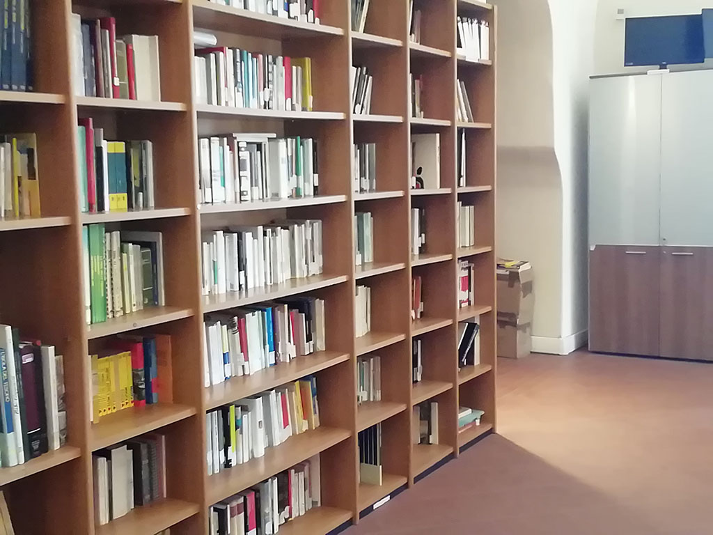 una sala della biblioteca, con scaffali