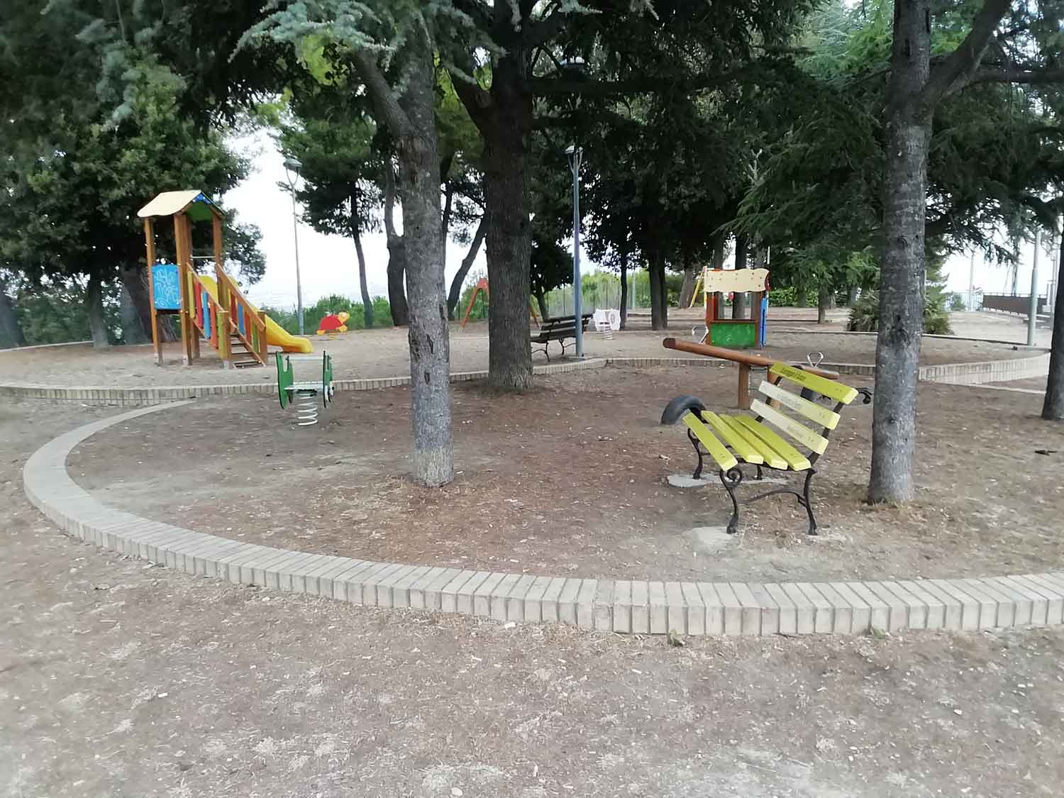 Parco giochi tra gli alberi