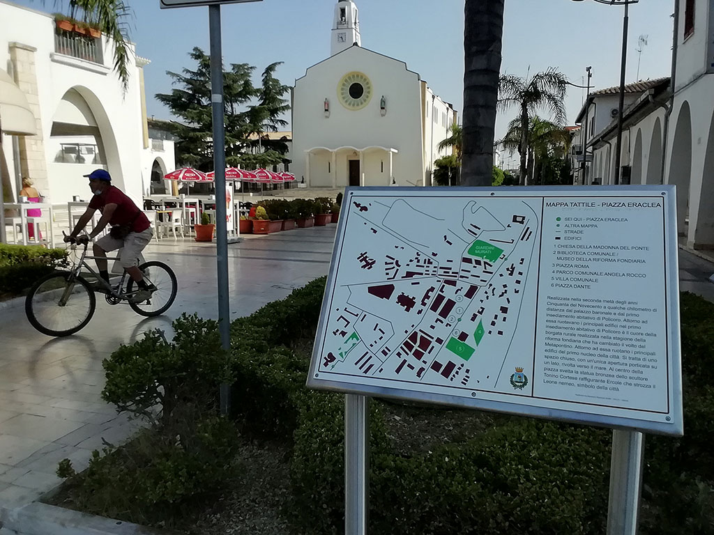 Mappa Tattile all'ingresso della piazza