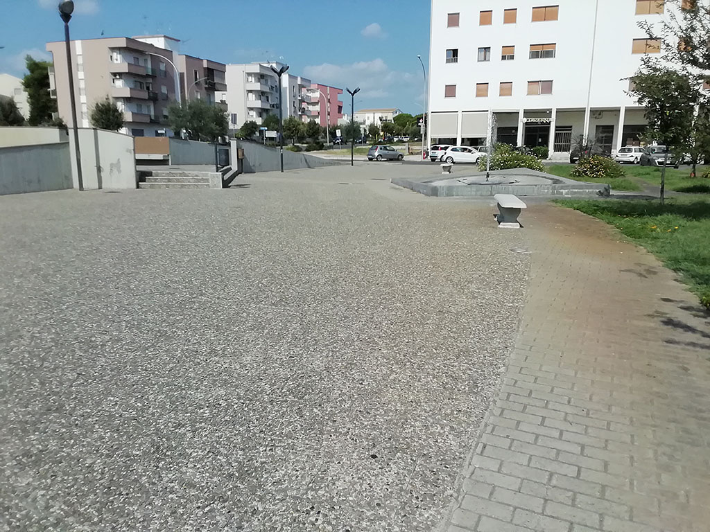 Vista della piazza con aiuole e panchina