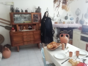 sala espositiva con mobili e suppellettili legati alla storia locale