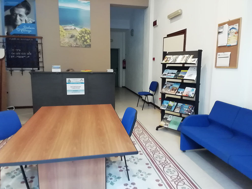 interno dello IAT, con depliant, divanetti e banchi di consultazione