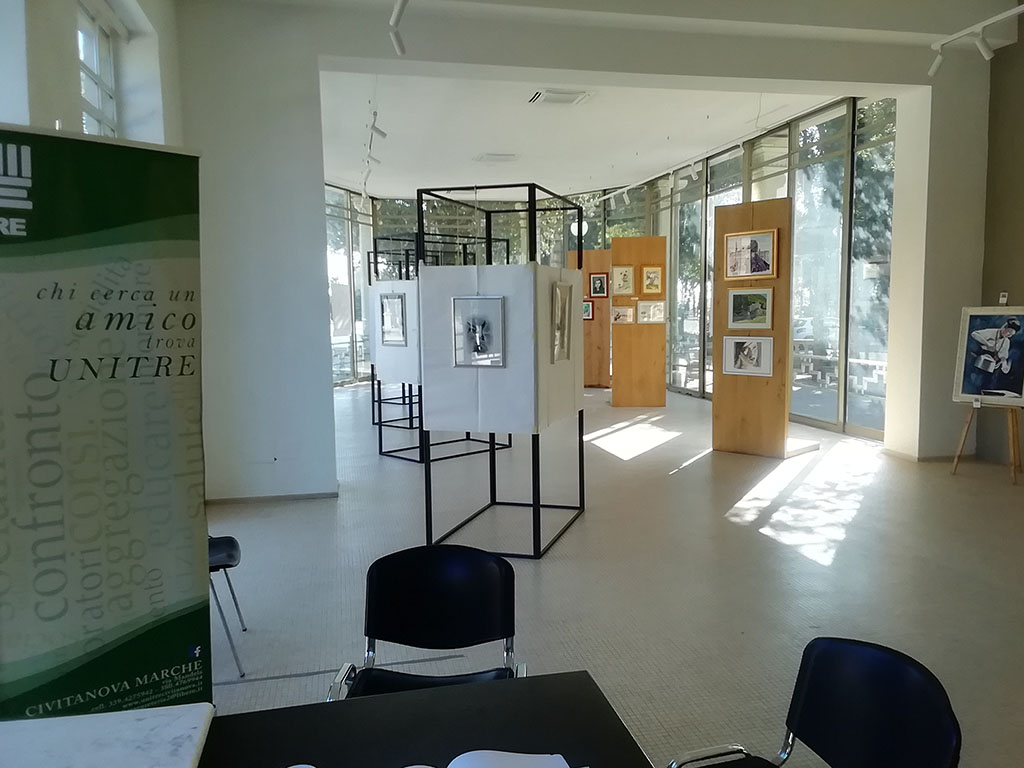 palazzo delle esposizioni, interno. Ampie vetrate sul giardino illuminano la sala