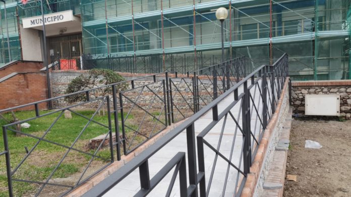 La nuova rampa di accesso al comune S. Teresa di Riva per diversamente abili 696x391