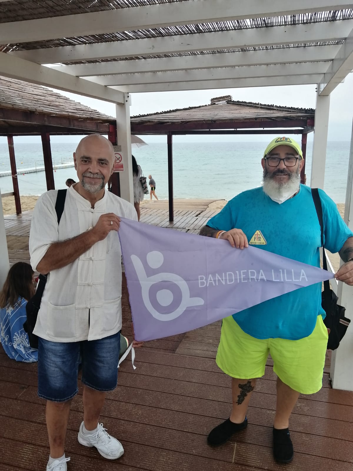 Il presidente di Bandiera Lilla con un rappresentante della Misericordia di Maruggio