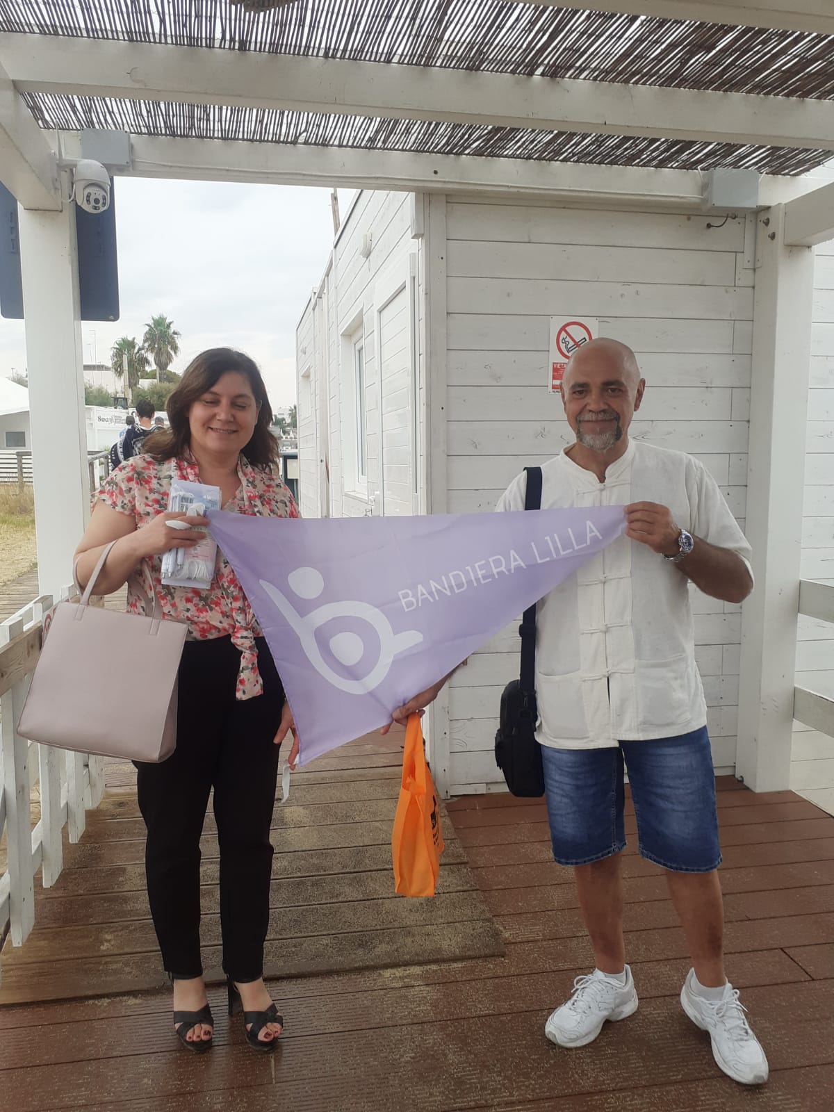 Il presidente Roberto Bazzano consegna la bandiera all'assessore Stefania Moccia