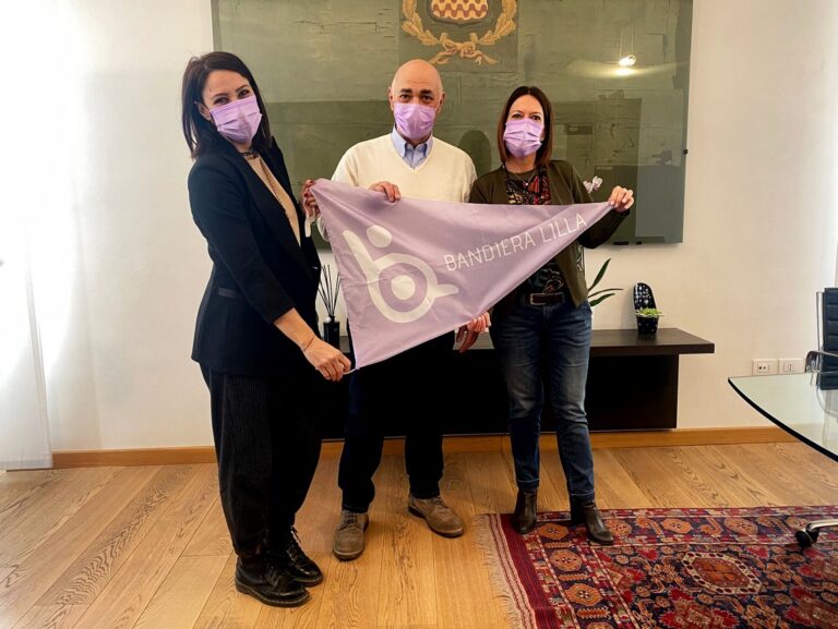 il Presidente di Bandiera Lilla Roberto Bazzano presenta la bandiera al Comune di Riva del Garda