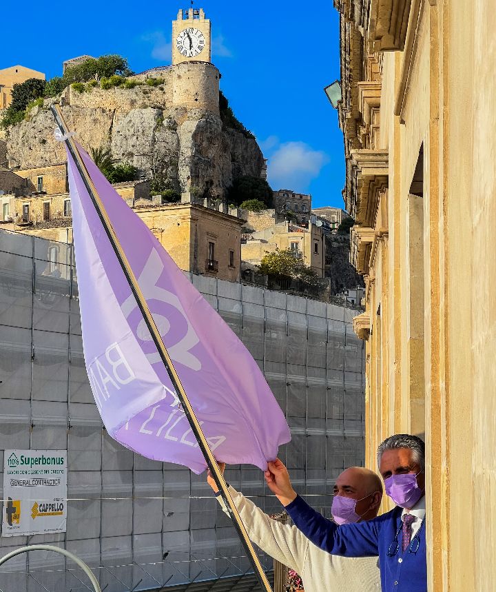 La BAndiera Lilla sventola sul palazzo del Comune di Modica