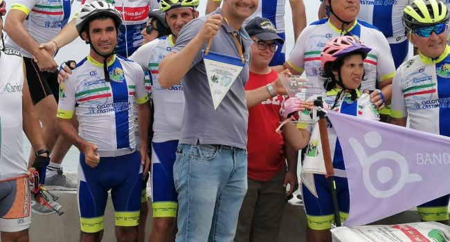 Arrivo del giro, Marzia con in mano la bandiera