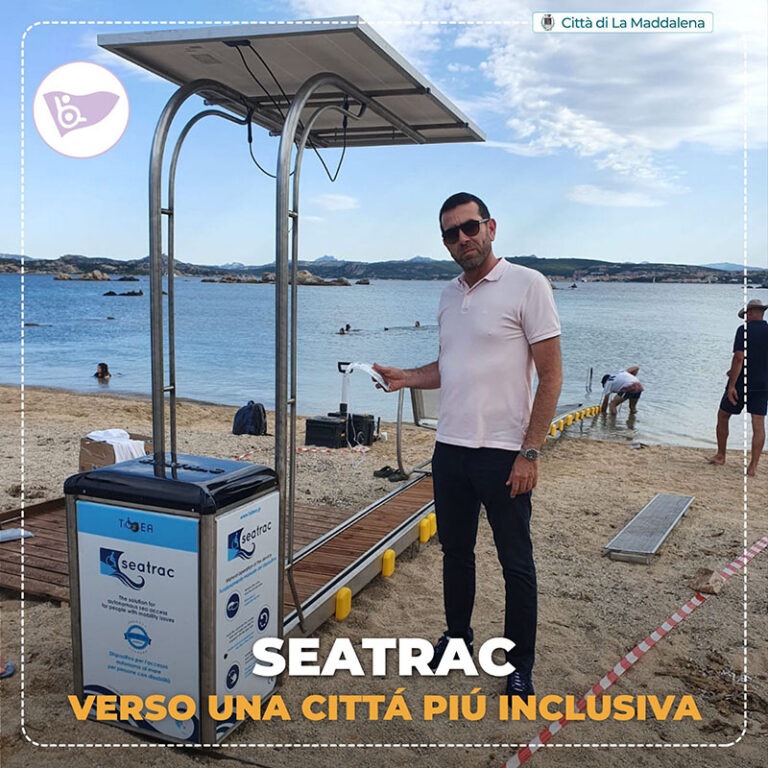 Su una spiaggia di La Maddalena, una persona presenta un macchinario di accompagnamento in acqua