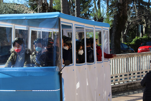 una scolaresca a bordo di cyclebus