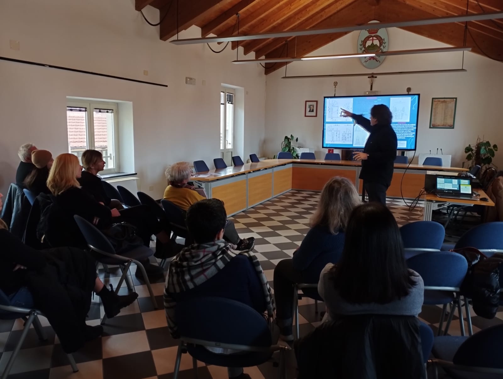 L'Architetto Fiorenzo Marino presenta una slide