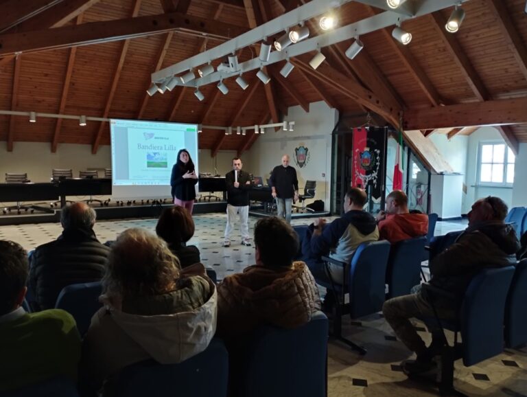Nella sala consiliare di Loano viene introdotto il corso davanti a una folta platea di persone