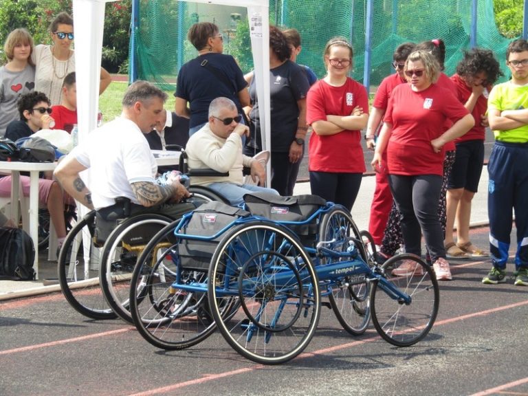 una foto del nuovo modello di carrozzina sportiva su pista