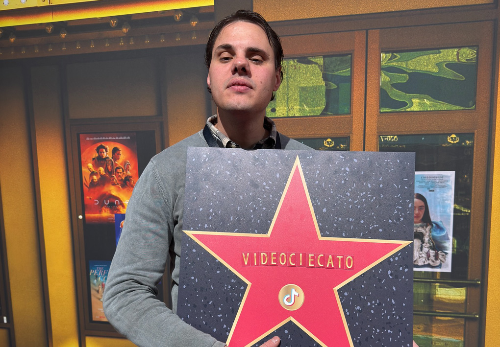 Sebastiano Gravina tiene in mano una targa simile alle stelle della Walk of Fame di Hollywood con il suo nome d'arte, "Videociecato"
