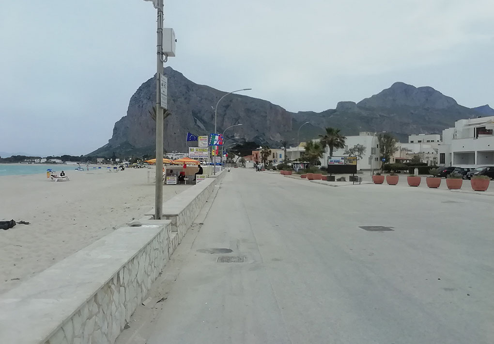 un ampio lungomare pianeggiante