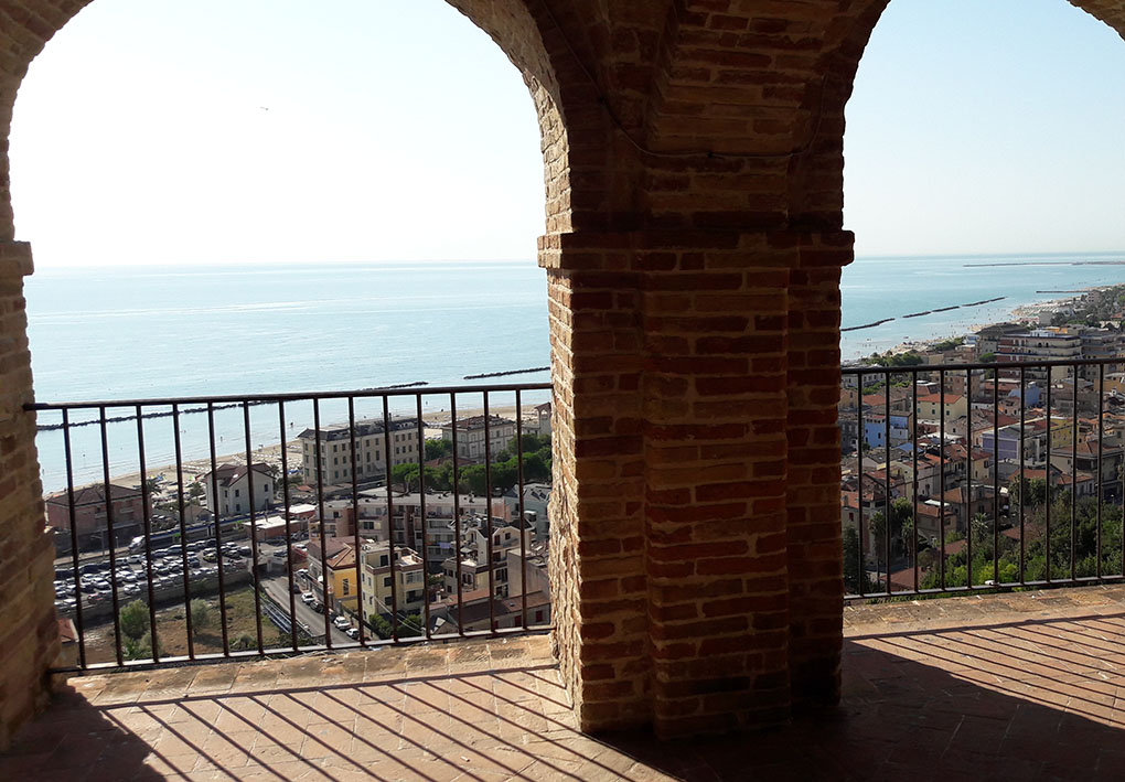 un porticato in pietra si affaccia sul borgo