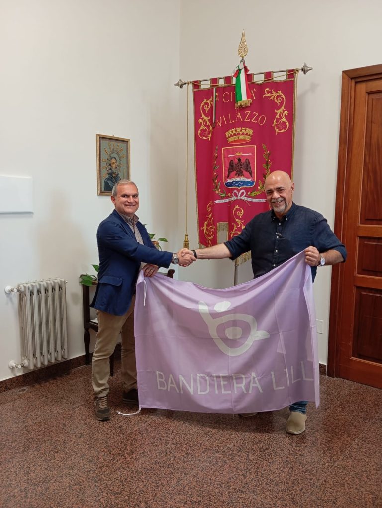 Il presidente di Bandiera Lilla consegna la Bandiera al sindaco di Milazzo