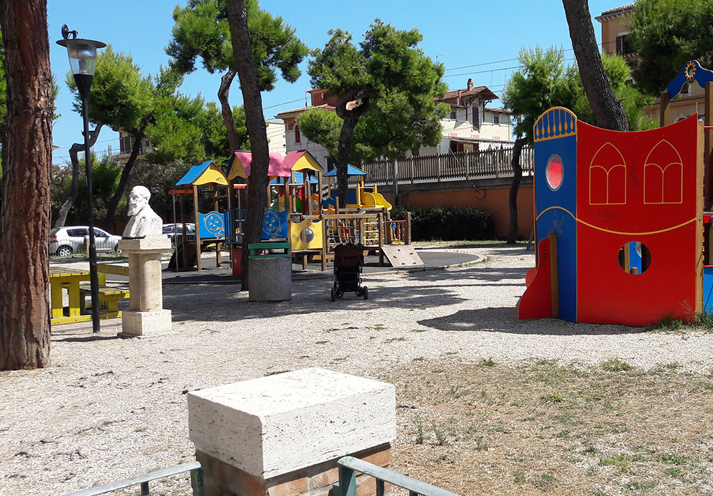 giochi per bambini tra gli alberi