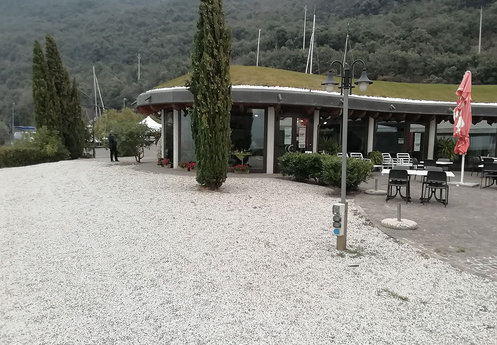 moderna struttura vicina al lago