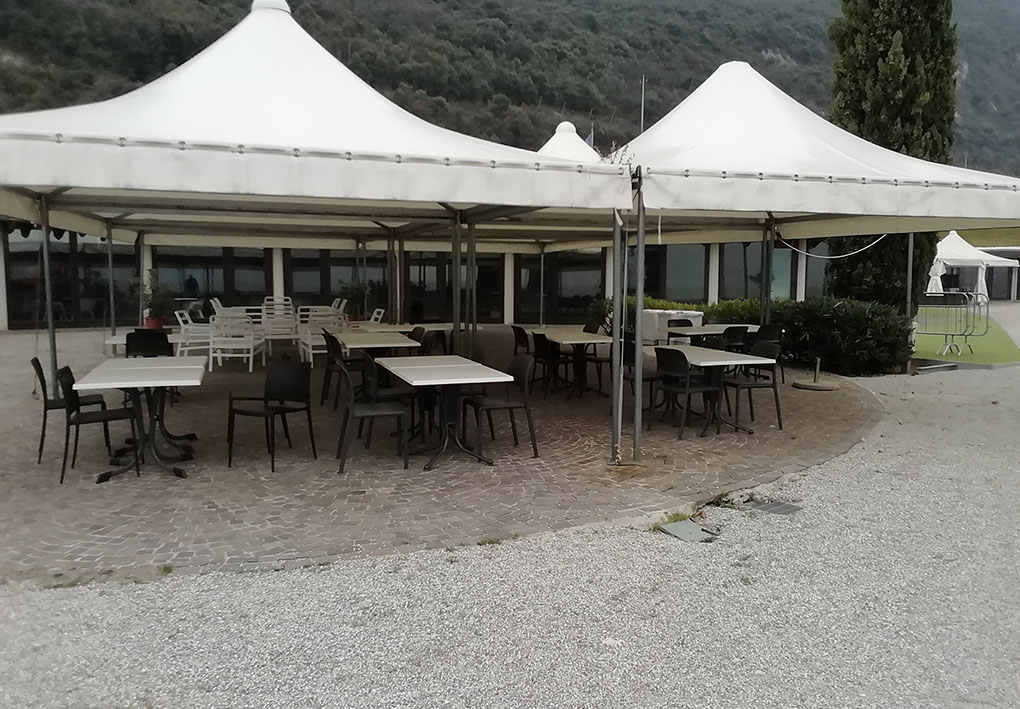 zona all'aperto, coperta da tensostrutture