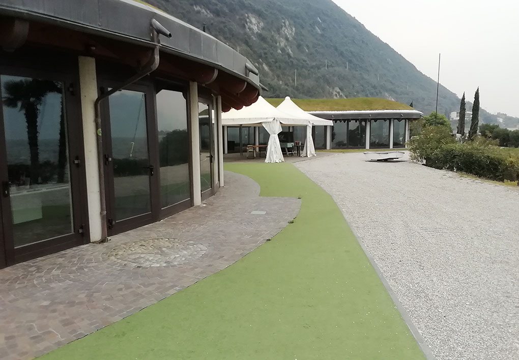 moderna struttura vicina al lago