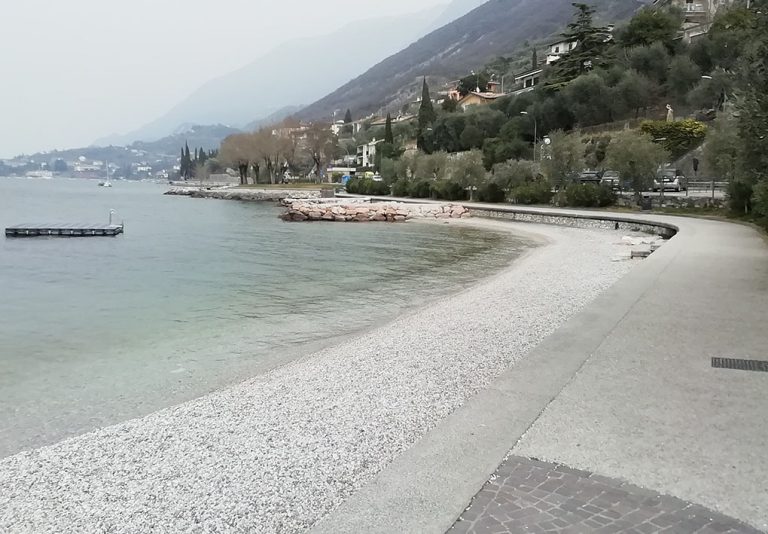 una lunga strada percorre le rive del lago, da un lato la spiaggia, dall'altro la vegetazione