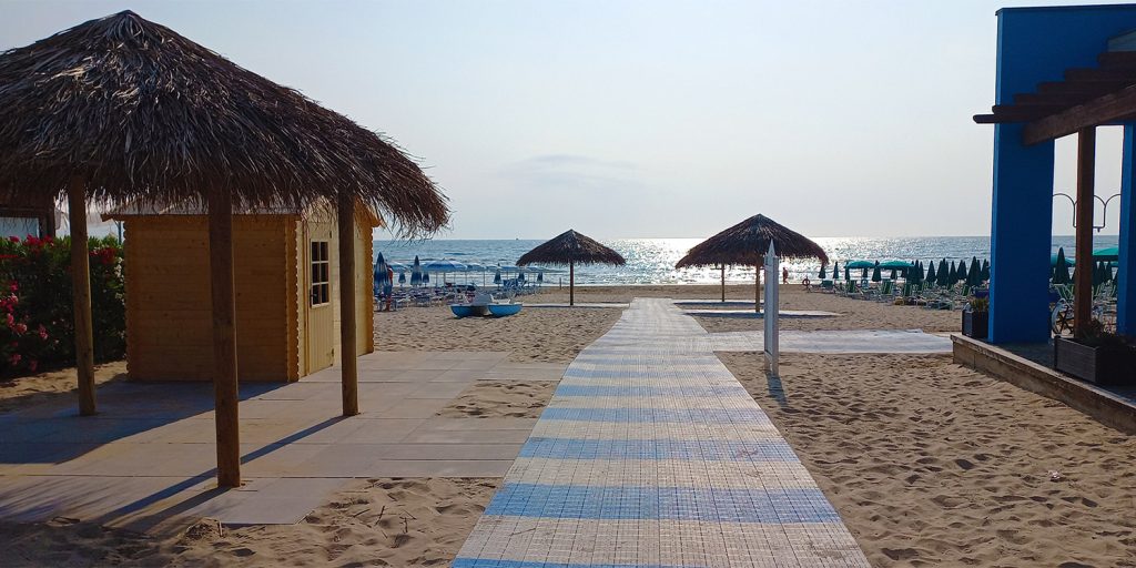 passerelle sulla spiaggia si allungano verso il mare