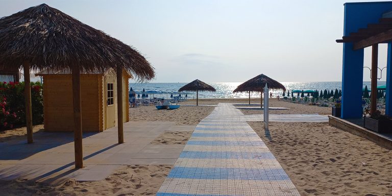 passerelle sulla spiaggia si allungano verso il mare