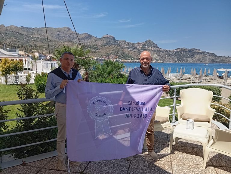 Il presidente di Bandiera Lilla consegna la Bandiera Lilla Approved al gestore dello stabilimento balneare