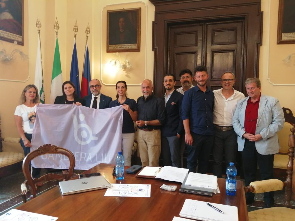 Il presidente e il direttore di Bandiera Lilla posano con gli amministratori dei comuni Marchigiani
