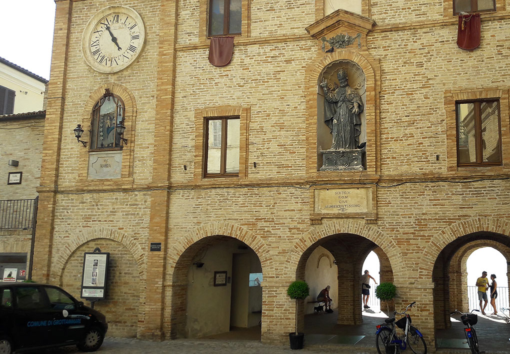 un palazzo storico in mattoni con un ampio porticato alla base