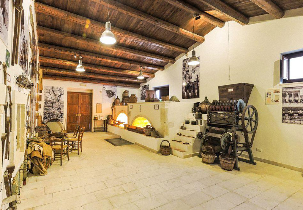 una sala del museo della Mandorla, con esposti numerosi utensili