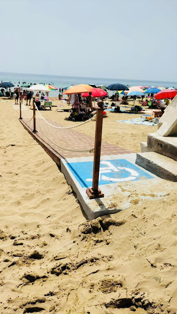 passerella di accesso alla spiaggia in legno con corrimano