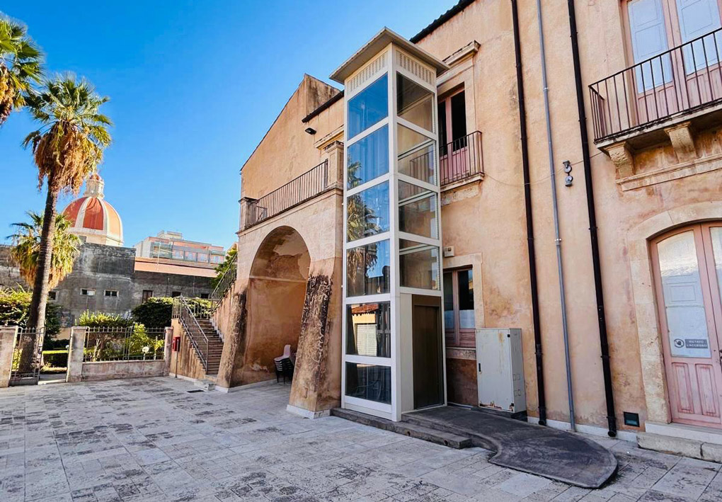 Ascensore esterno con rampa di accesso, posto nel cortile interno del palazzo