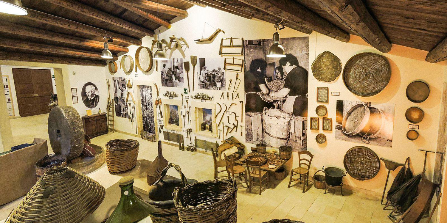una sala del museo della Mandorla, con esposti numerosi utensili