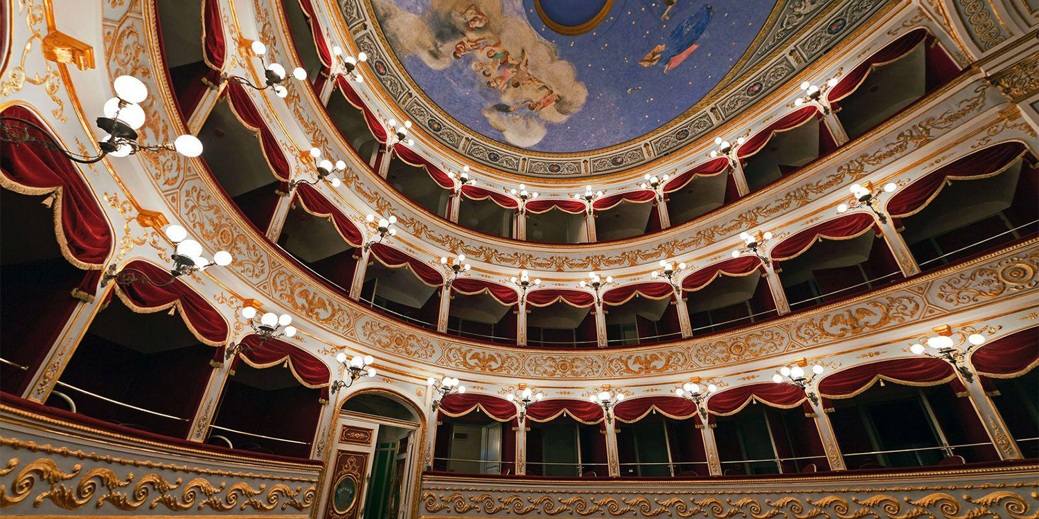Interno del Teatro di Avola, con 3 piani di palchetti ottocenteschi e il soffitto affrescato