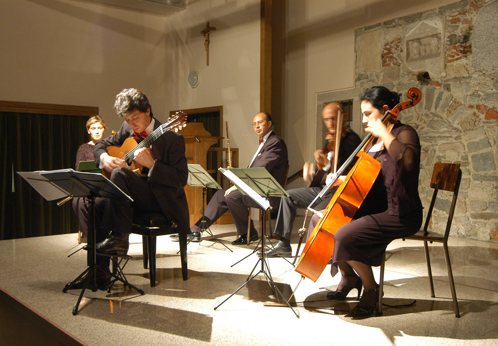 una piccola orchestra suona strumenti classici sul palco