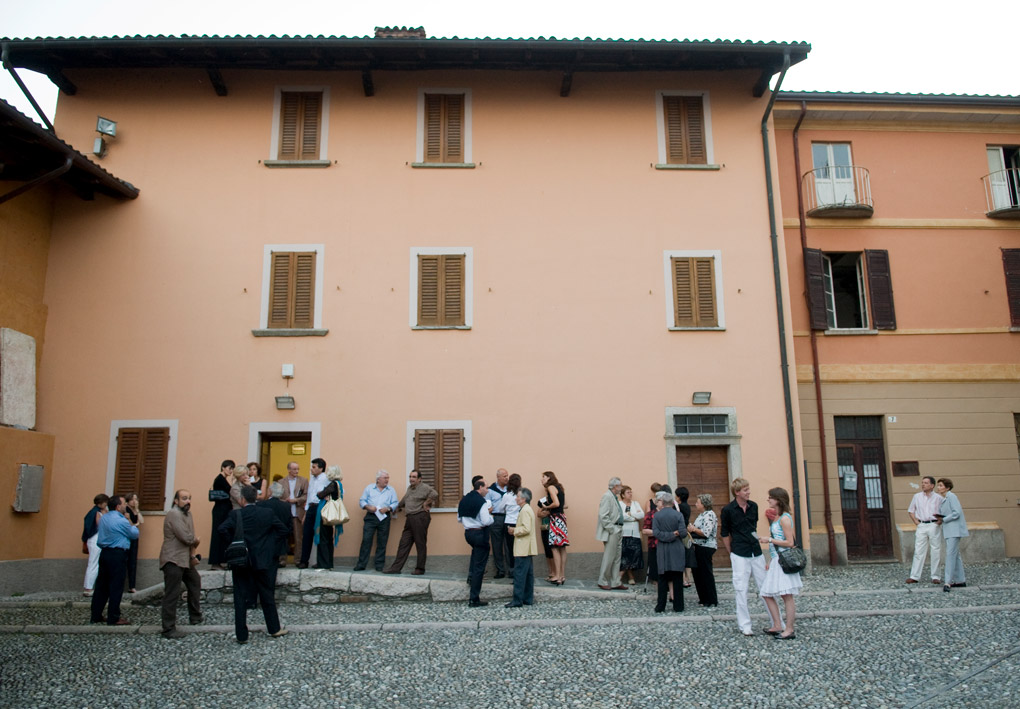 persone davanti al centro chiacchierano amabilmente