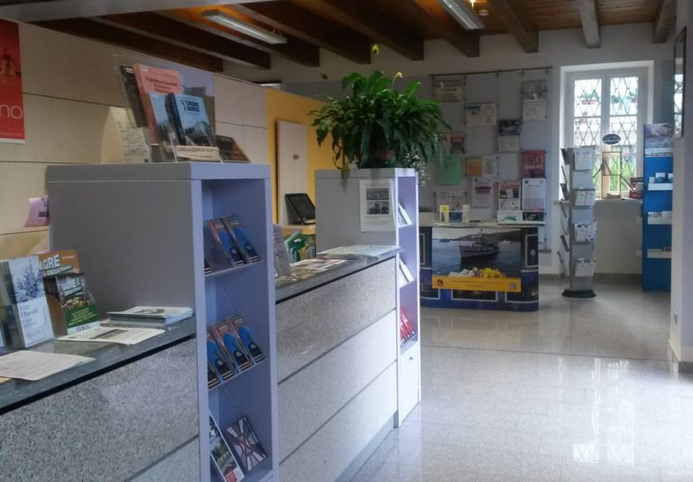 un bancone accoglie i visitatori con molti materiali promozionali