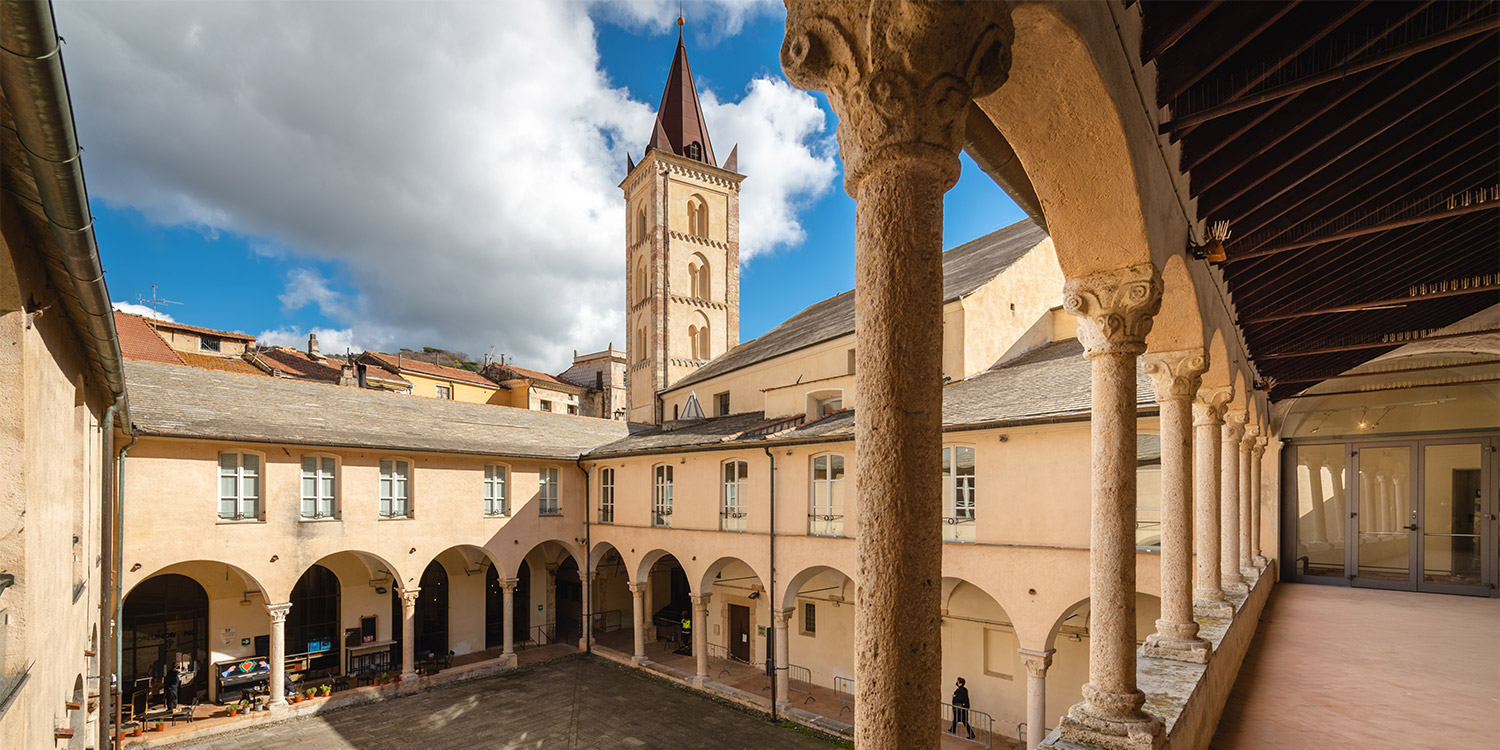 il chiostro ripreso da un angolo di esso. sullo sfondo svetta il campanile