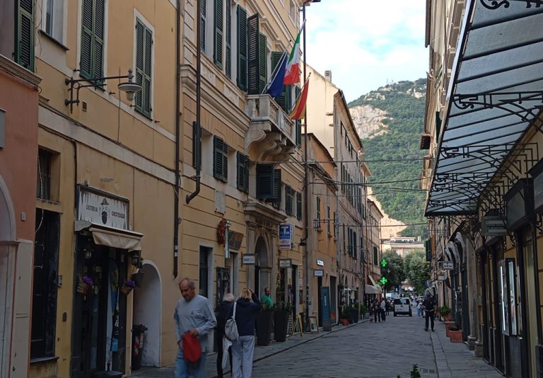 Il palazzo Comunale si affaccia su una via pedonale interna al centro abitato