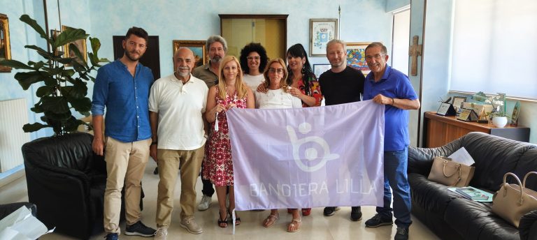 Il presidente e il direttore di Bandiera Lilla posano con il Sindaco e gli Assessori di Margherita di Savoia