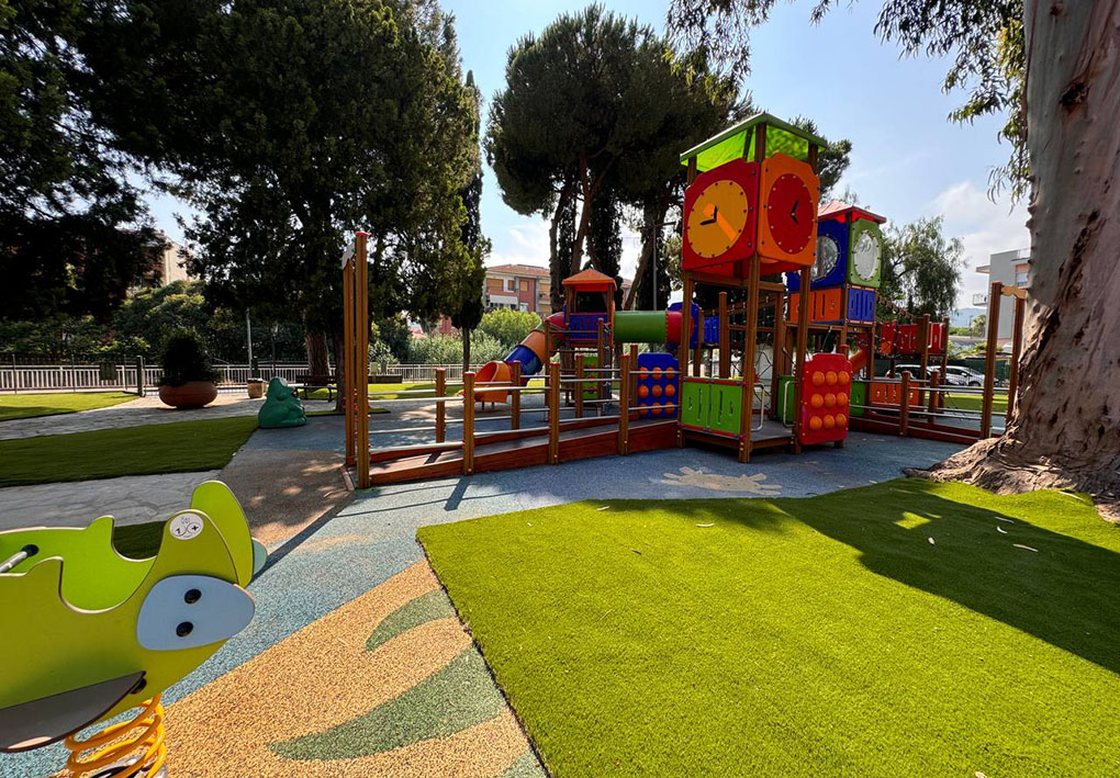 una ordinata e moderna area giochi per bambini
