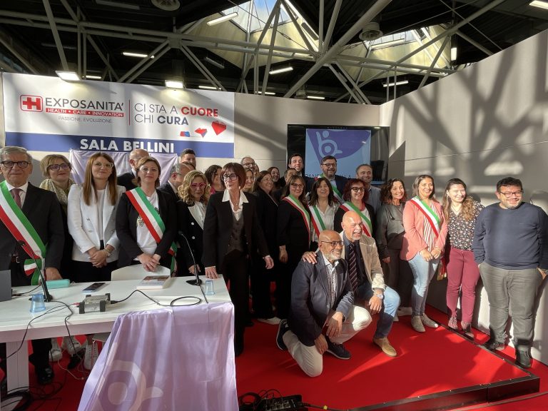 Il gruppo di Sindaci, assessori, e staff di Bandiera Lilla posano tutti insieme presso la sala conferenze di Bologna Fiere